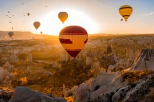 Globos aerostáticos sobrevolando Capadocia al amanecer, Turquía