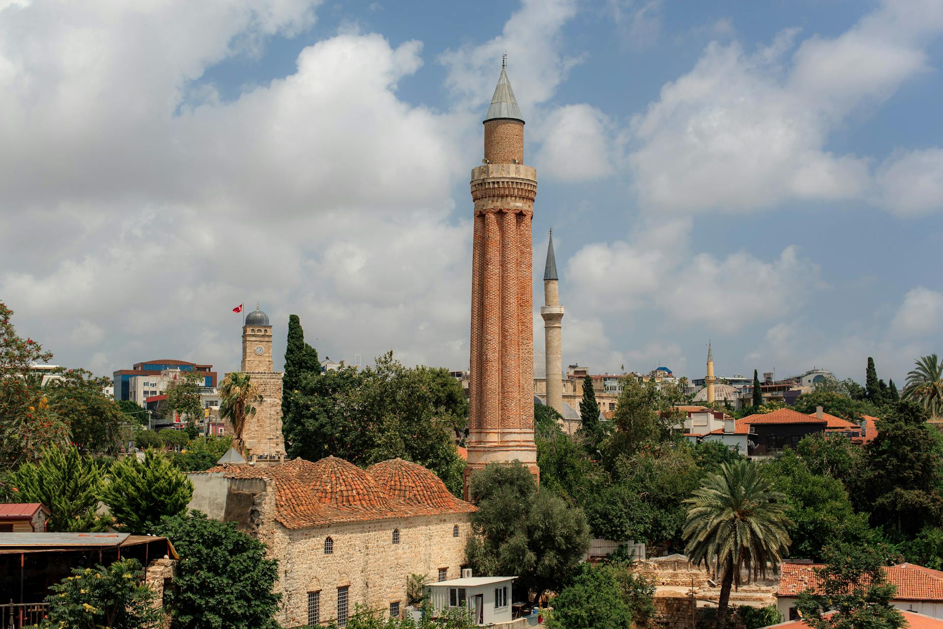 El Minarete Yivli y la antigua torre del reloj en el casco histórico de Antalya, Turquía | Conmigo Travel Agency