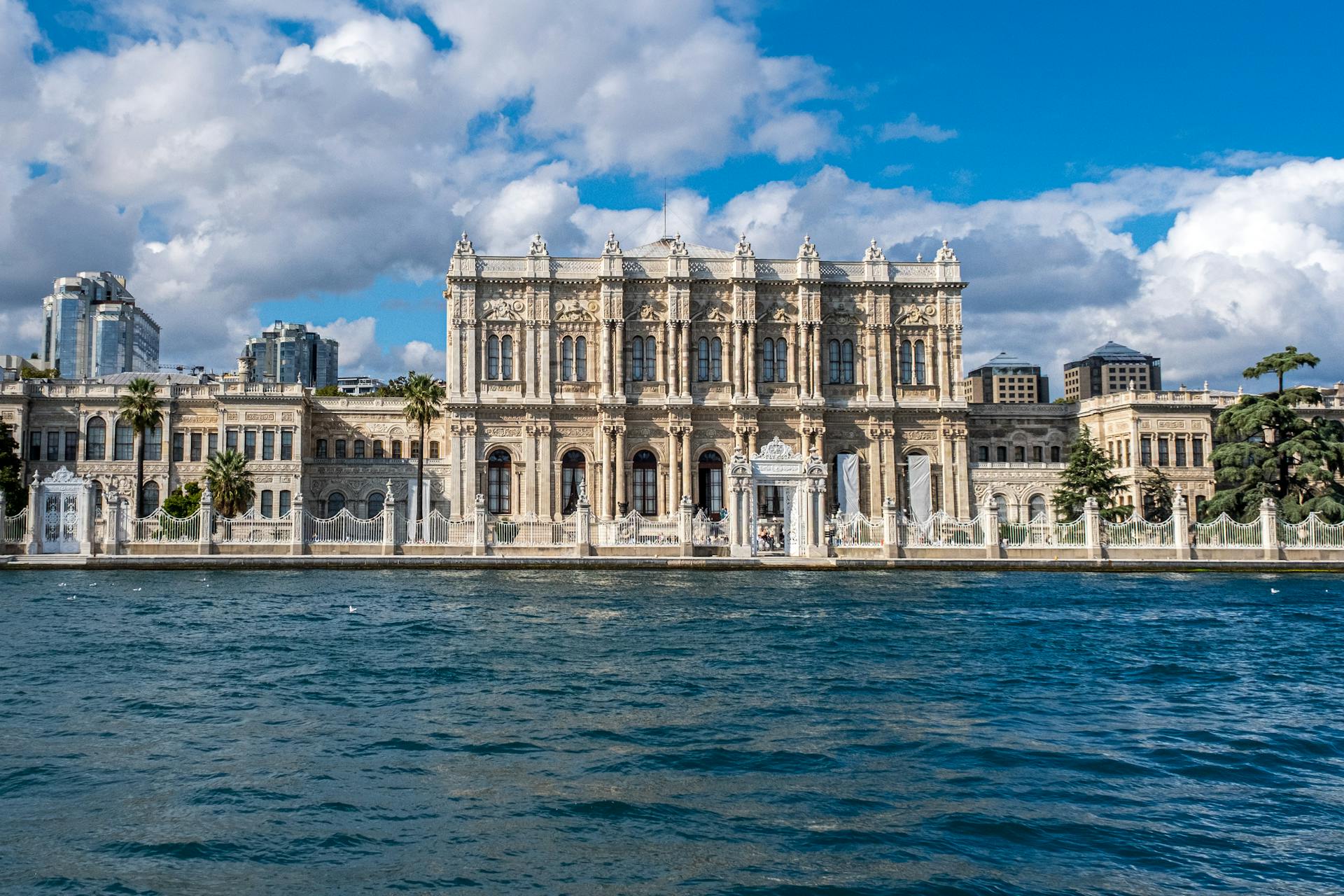 Dolmabahçe Palace on the waterfront in Istanbul | Conmigo Travel Agency