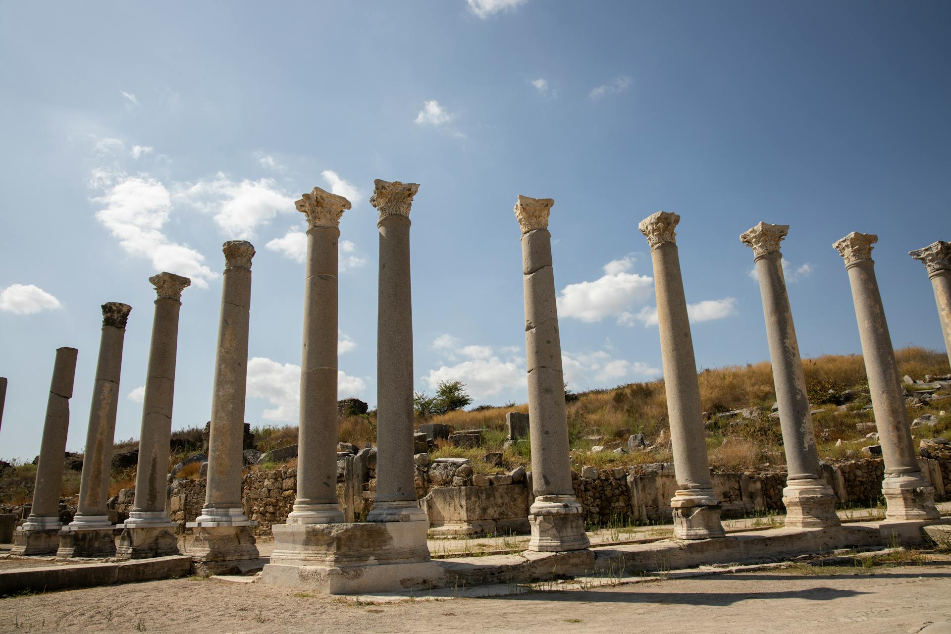 Ancient columns of Pergamon ruins in Turkey | Conmigo Travel Agency