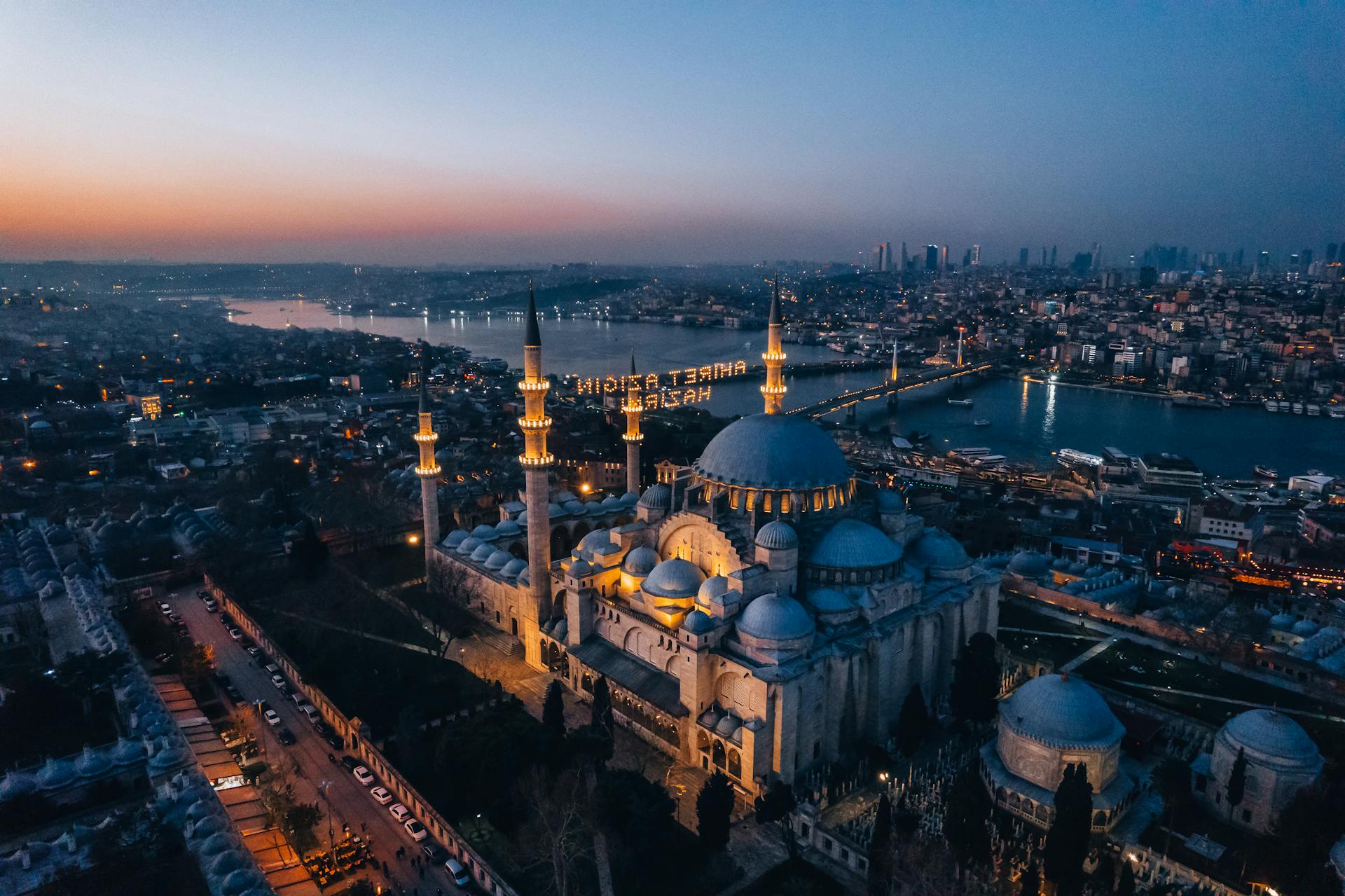 Twilight view of Suleymaniye Mosque and Golden Horn – Conmigo Travel Agency
