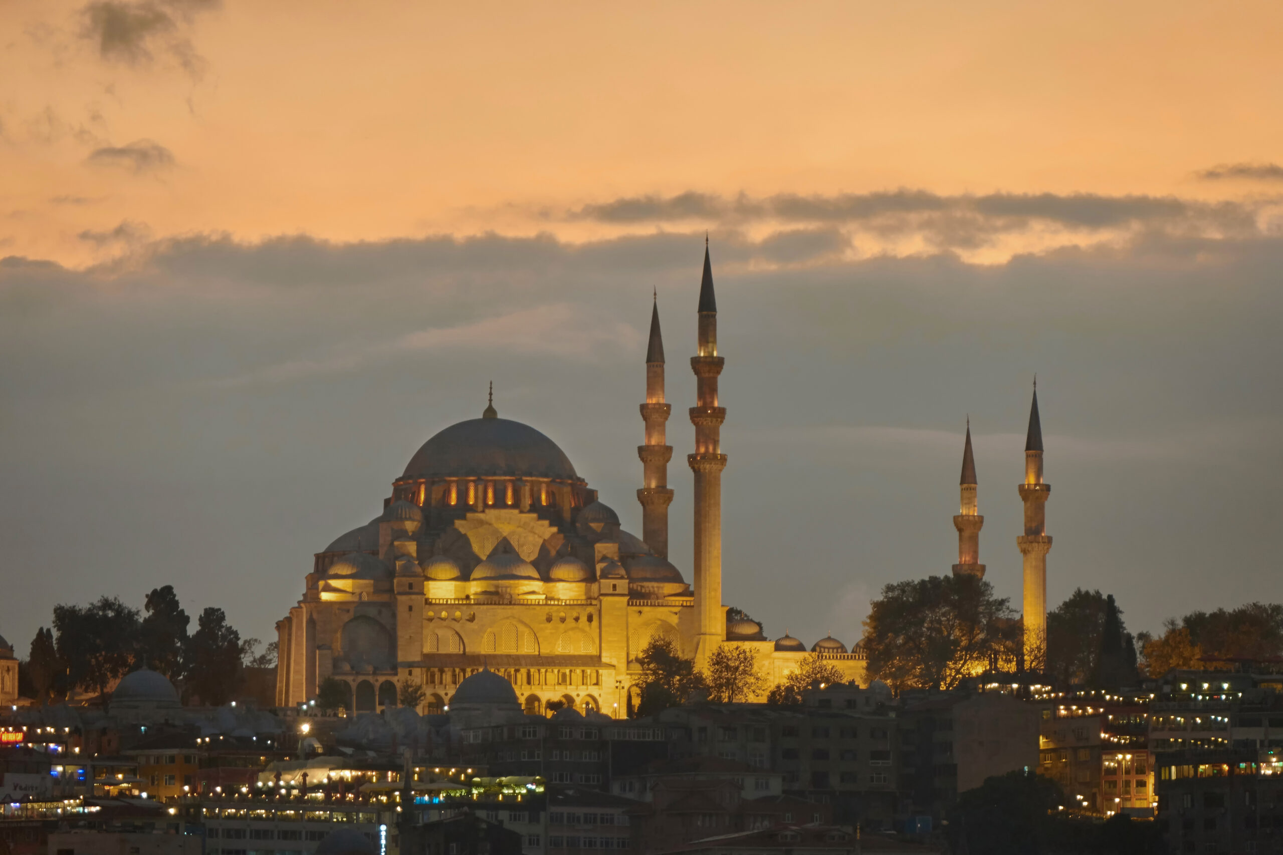 Süleymaniye Mosque illuminated at sunset in Istanbul, Turkey | Conmigo Travel Agency