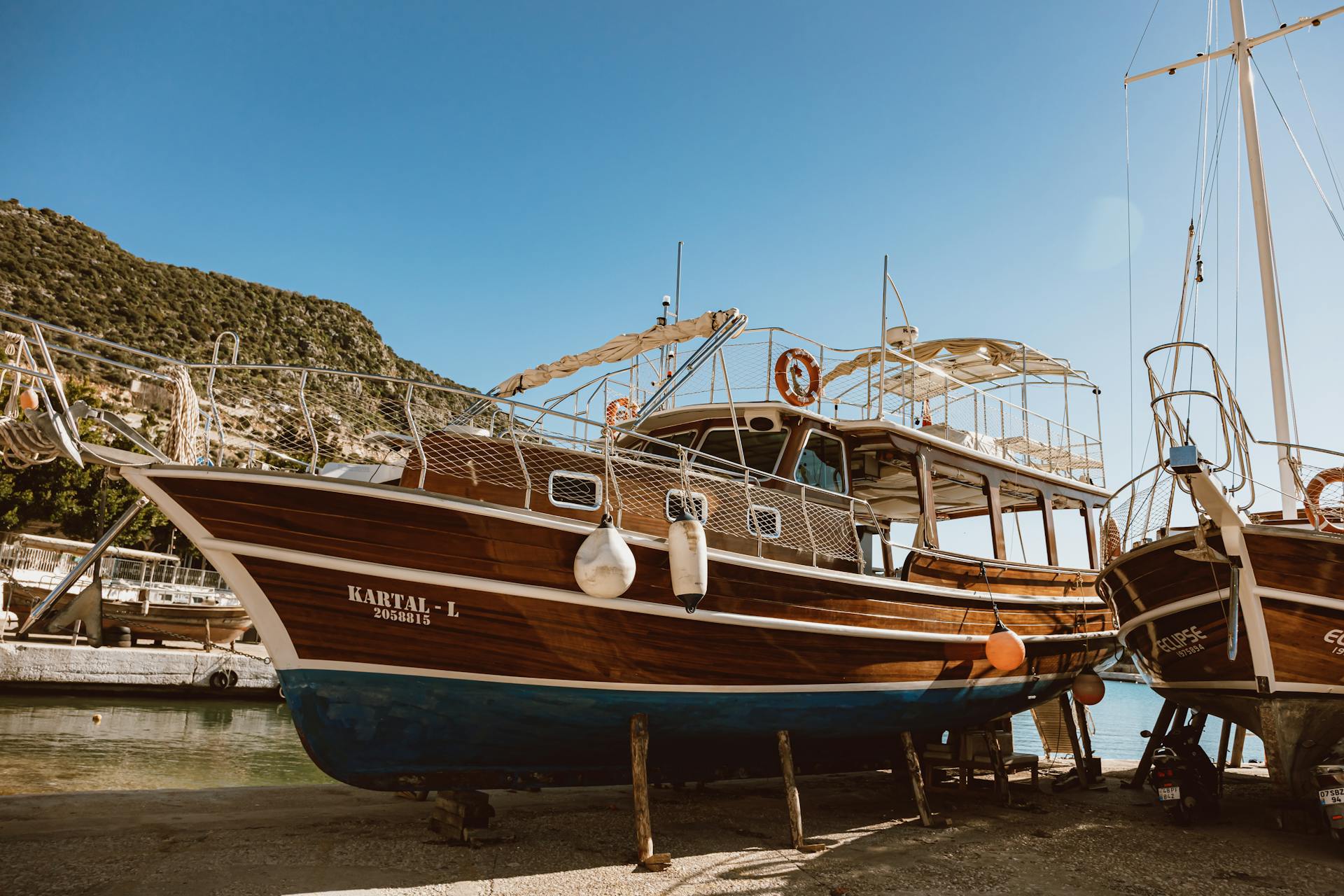 Traditional wooden boat in Kaş/Fethiye harbor – Conmigo Travel Agency