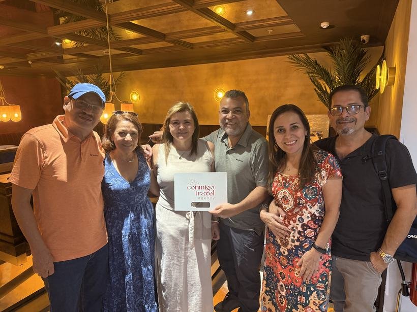 Conmigo group in an Istanbul hotel lobby
